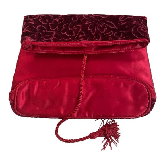 Luxurious Red Velvet Clutch with Ornate Pattern - Picture 2 of 3